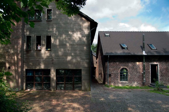 Das Farmhaus und die ehemalige Scheune - darin Esssäle, Schlafbereiche, Kapelle