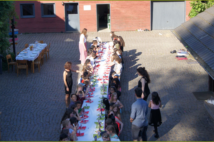 Beim Gala-Dinner werden die Schüler von ihren Lehrern bedient